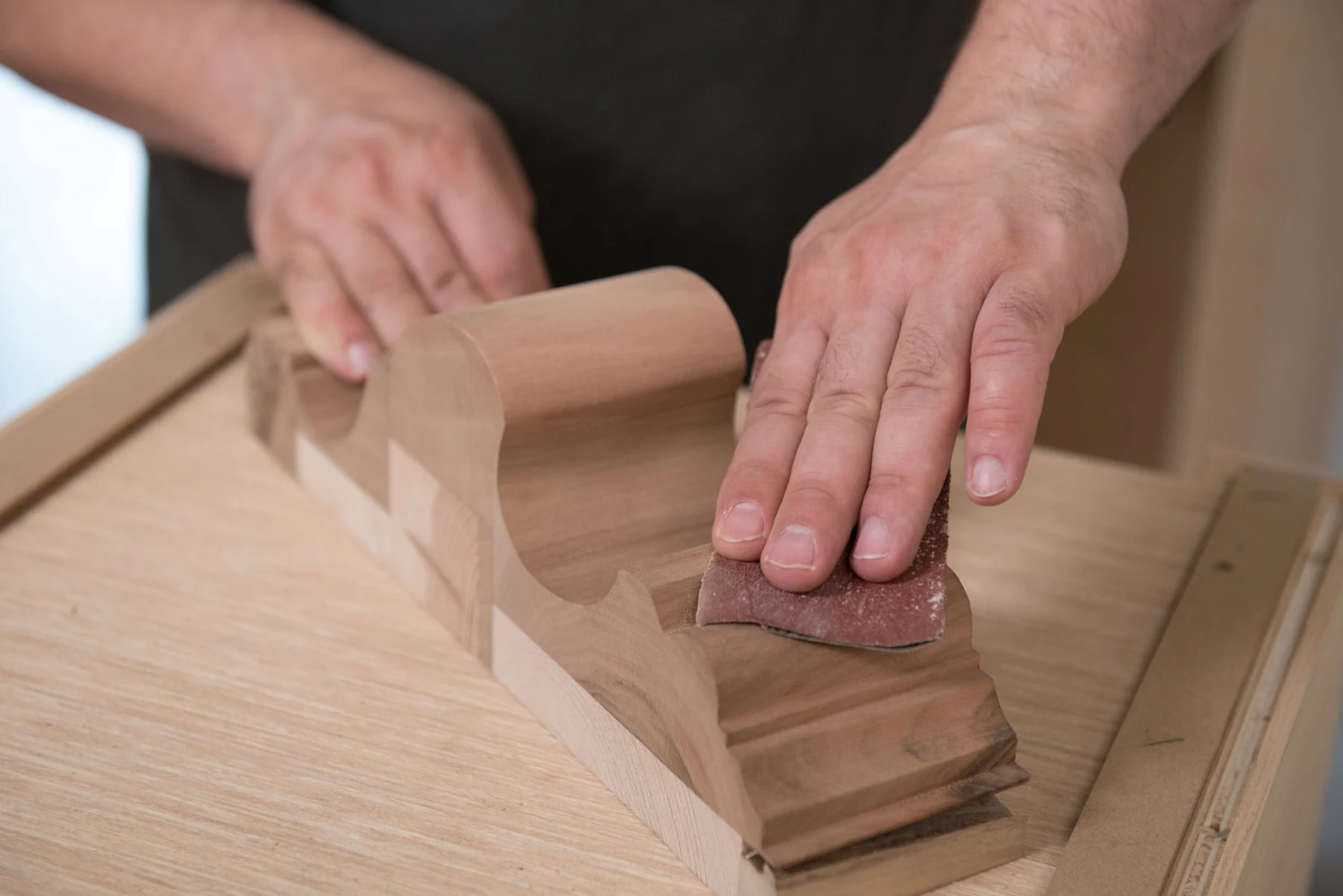 Lavorazione manuale del legno nella produzione DF Francia.
