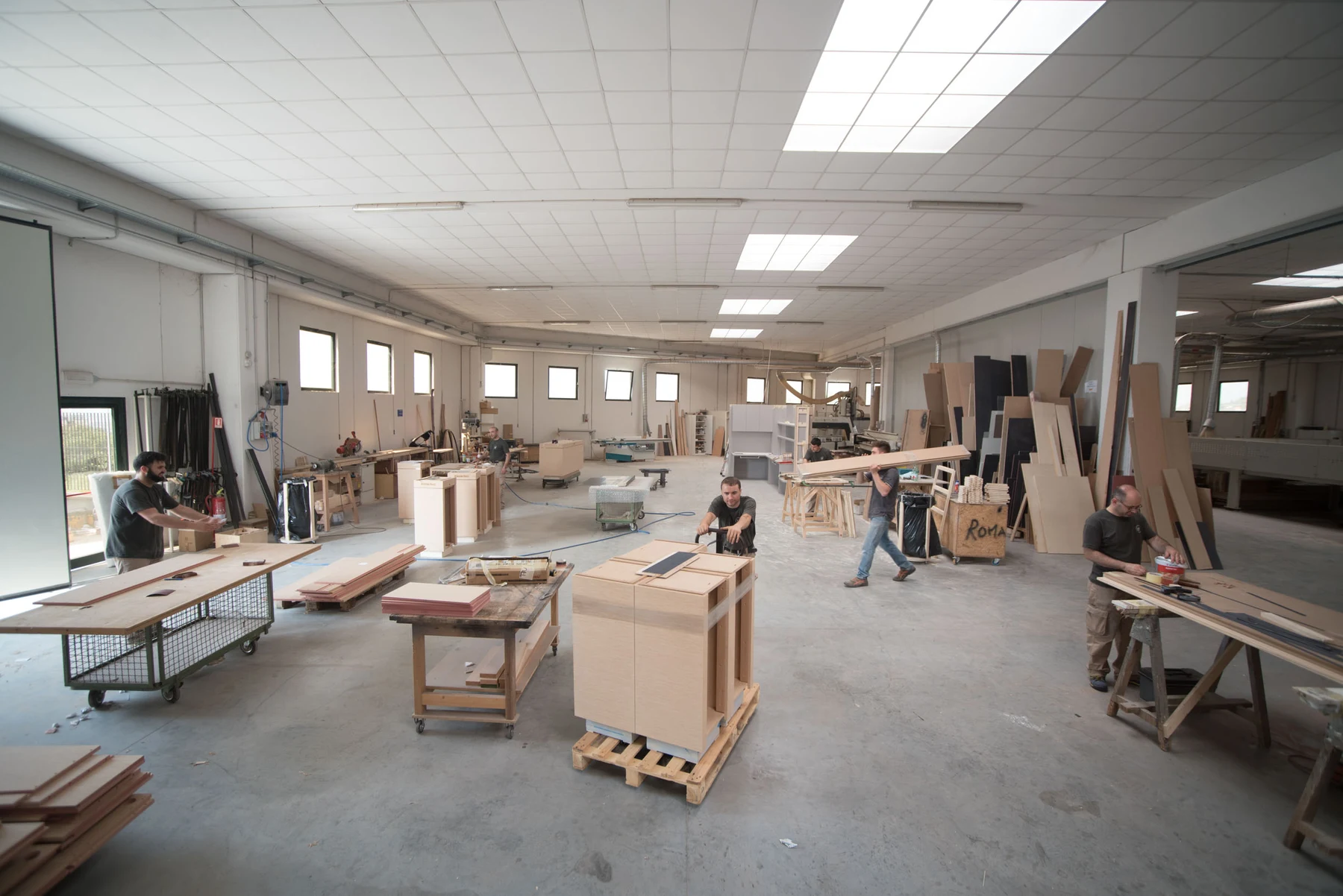 Reparto produttivo DF Francia, con elementi di arredo in lavorazione.