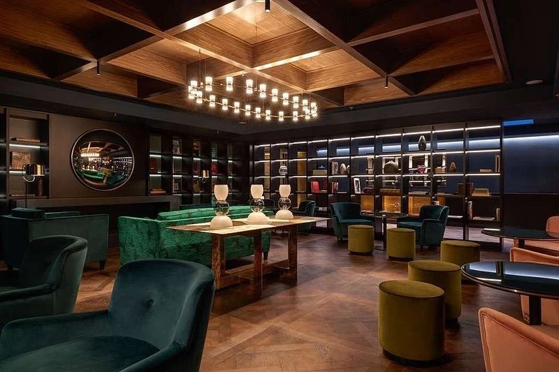 Area bar con sedute, bancone e arredi in legno, dall’archivio fotografico DF.