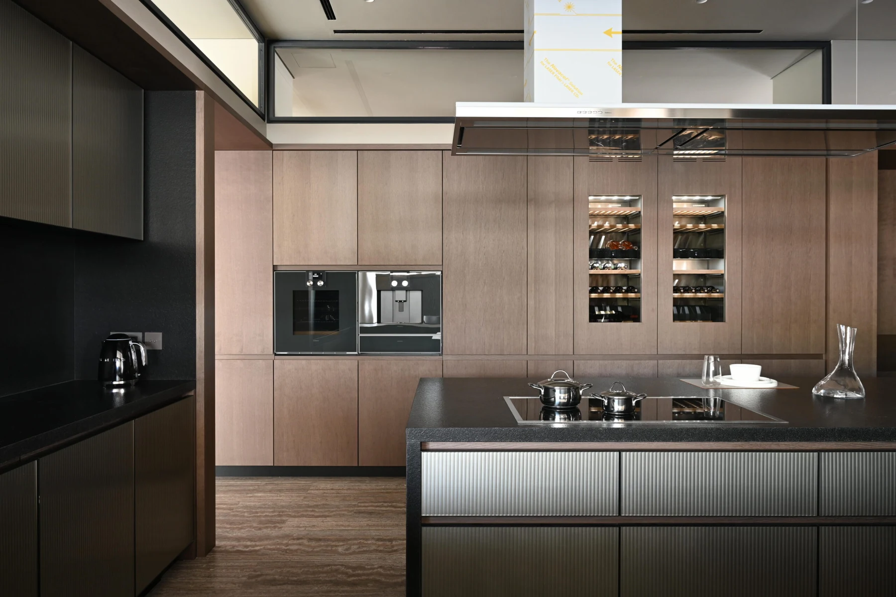 Cucina con isola e rivestimenti coordinati, dall’archivio fotografico DF.