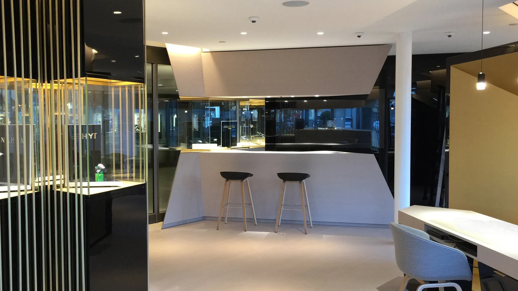 Seconda vista di un interno retail con bancone e arredi espositivi, dall’archivio fotografico DF.