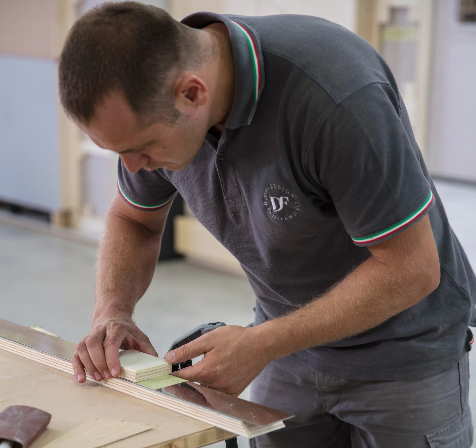 Controllo dimensionale di un elemento in legno nella produzione DF Francia.