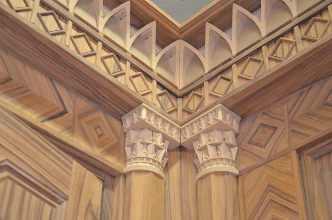 Dettaglio di un soffitto e di pannellature in legno lavorato, dall’archivio DF.