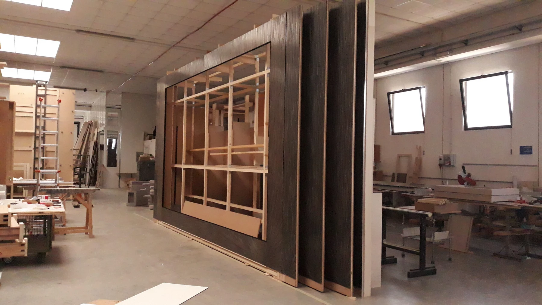 Pannellature custom in preparazione in laboratorio, dall’archivio DF.