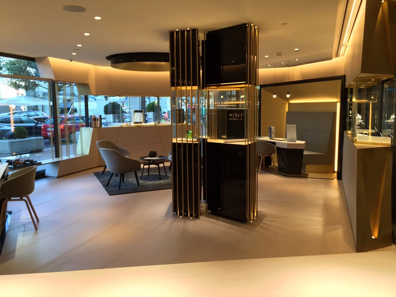 Interno retail con arredi espositivi, dettagli metallici e luce integrata, dall’archivio DF.